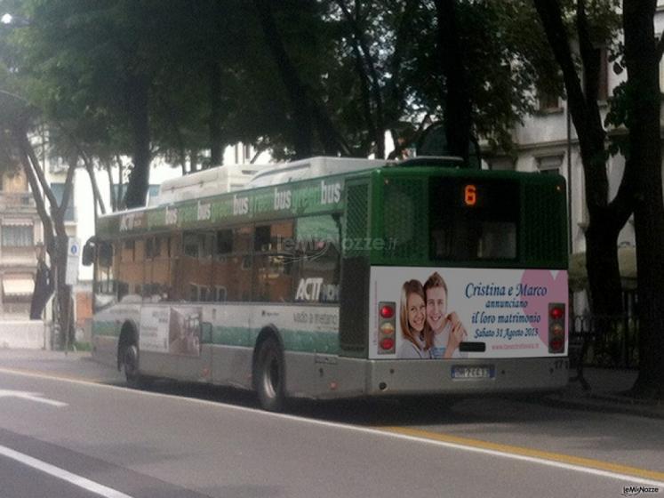 L'autobus con la foto degli sposi