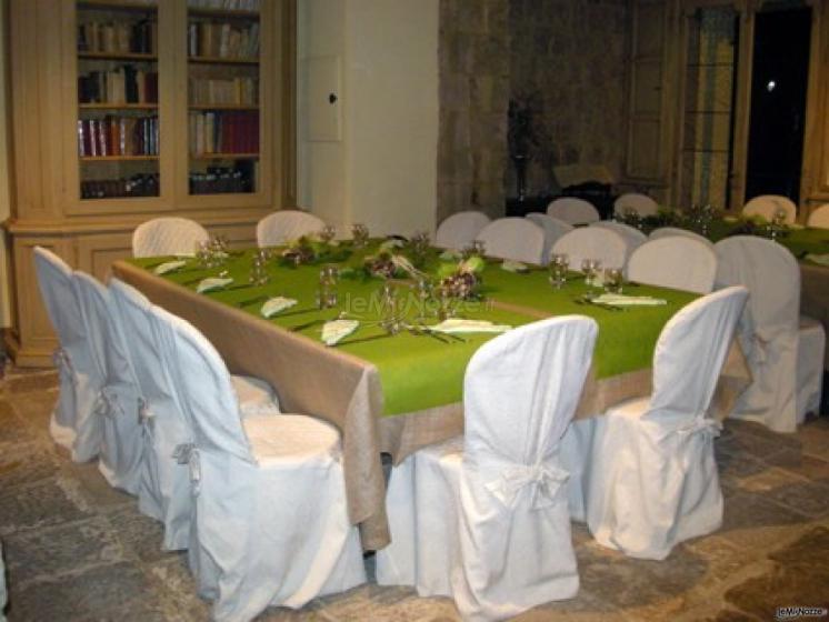 Tavolo di nozze per un matrimonio in verde
