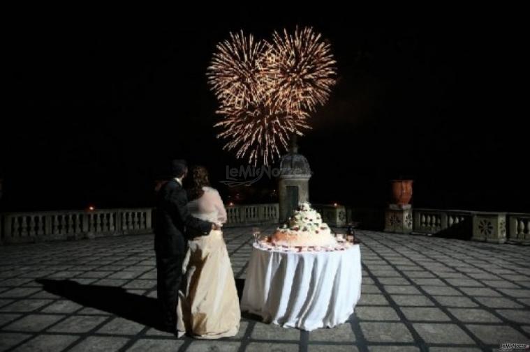 Momento della torta nuziale con fuochi d'artificio per gli sposi