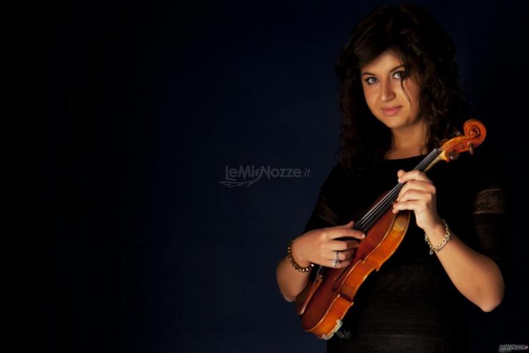 La musicista Angela con il violino