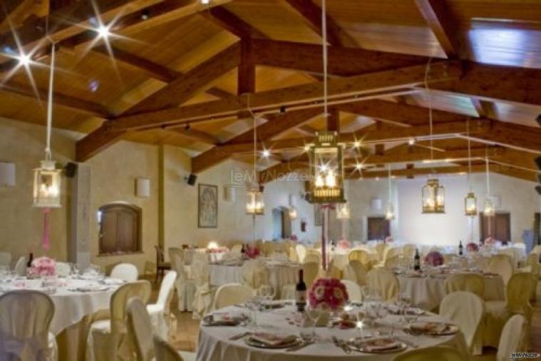 Allestimento di tavoli per le nozze nel Castello di Casigliano