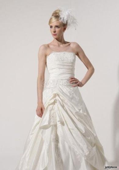 Modello di abito da sposa dalla linea moderna ed elgante
