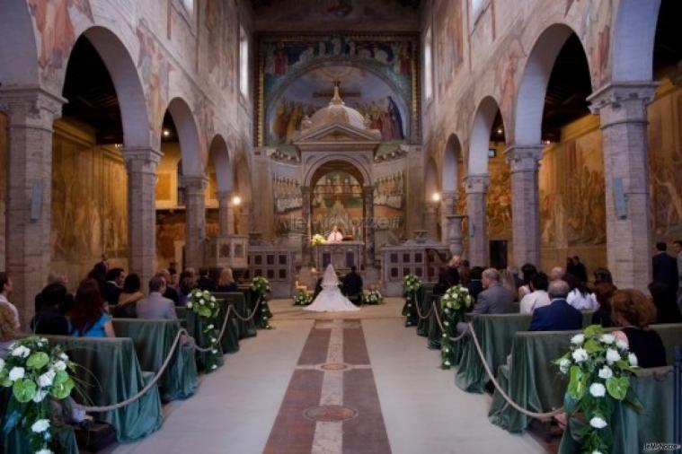 Allestimenti della chiesa per la cerimonia di nozze