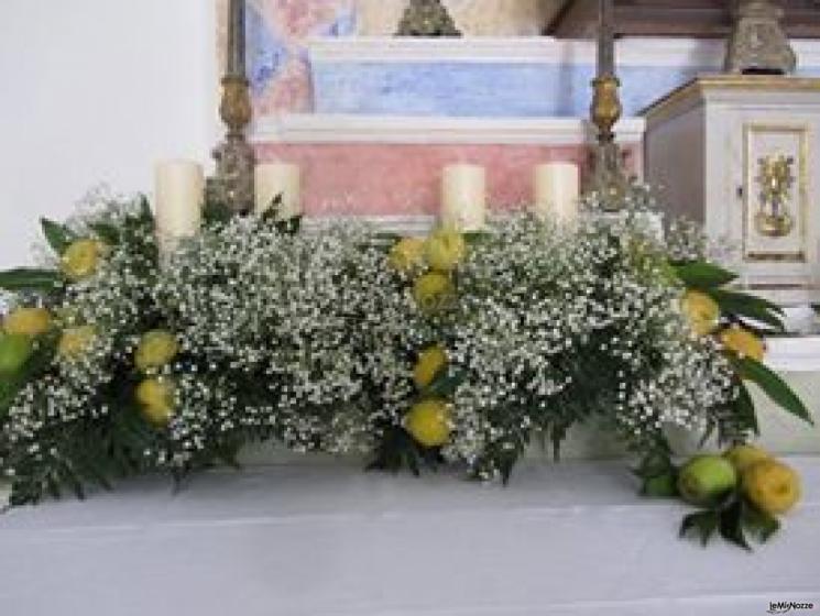 Le Pomelie - Allestimento della chiesa con limoni e fiori