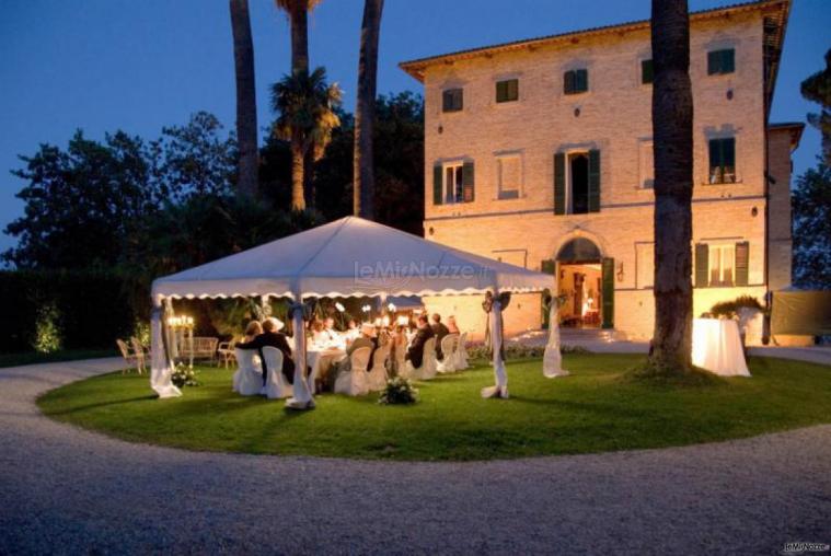 Matrimonio in giardino di sera