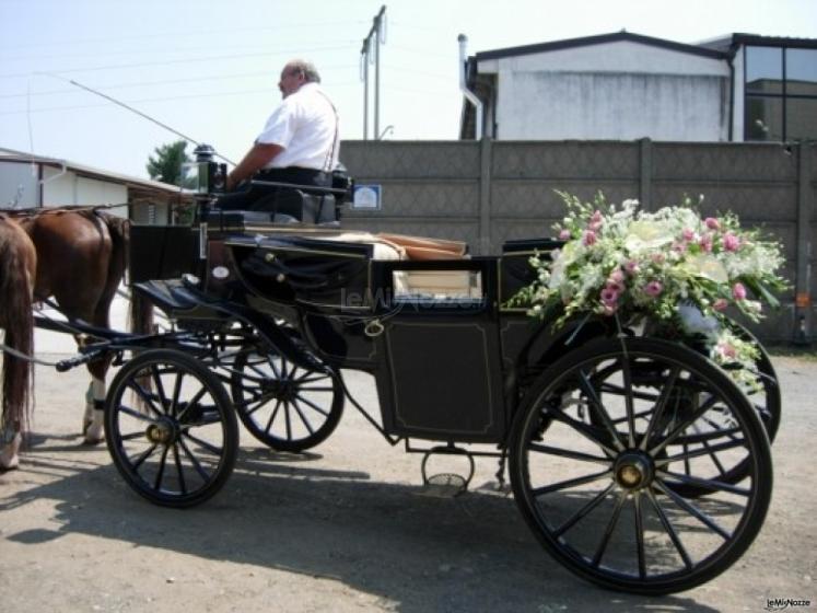 Allestimento floreale della carrozza per il matrimonio