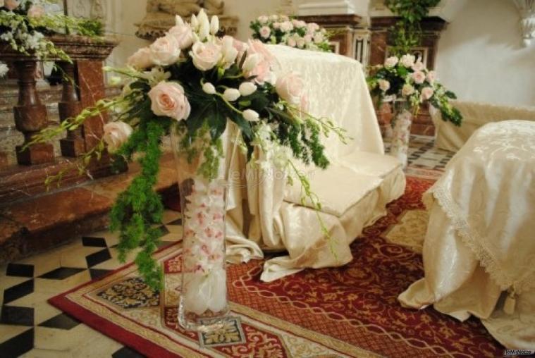 Fiori per l'altare della chiesa di matrimonio