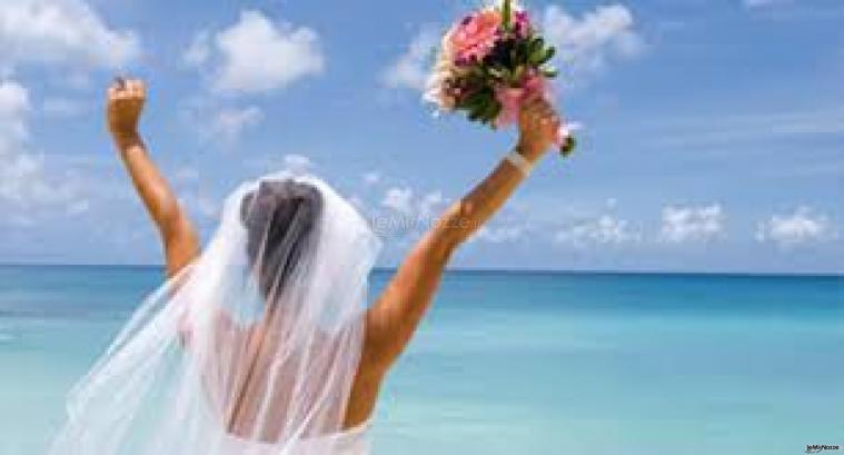 Ventuno Viaggi - Sposa felice in viaggio di nozze