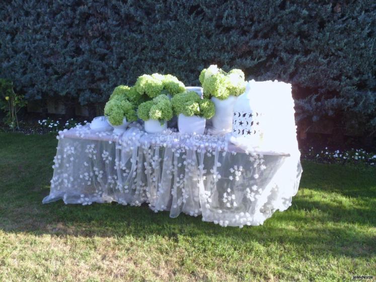 Allestimento tavolo per il ricevimento di matrimonio in giardino