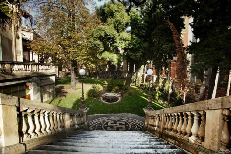 Esterno con giardino presso la location per ricevimento di matrimonio Palazzo Manganelli