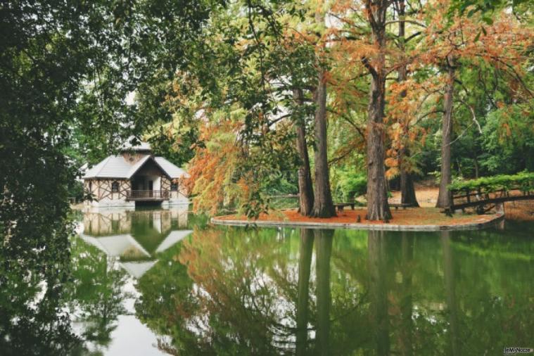 Parco con laghetto della location di nozze