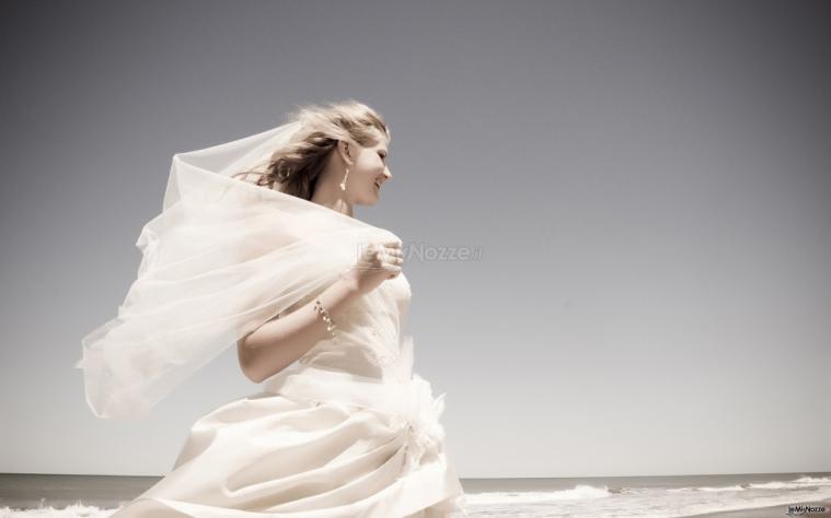 Sposa con velo al mare Maison Photo Wedding & Events