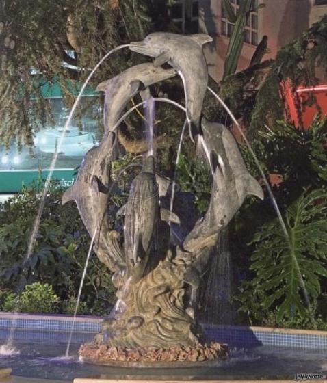 Fontana con delfini nel giardino della location di nozze