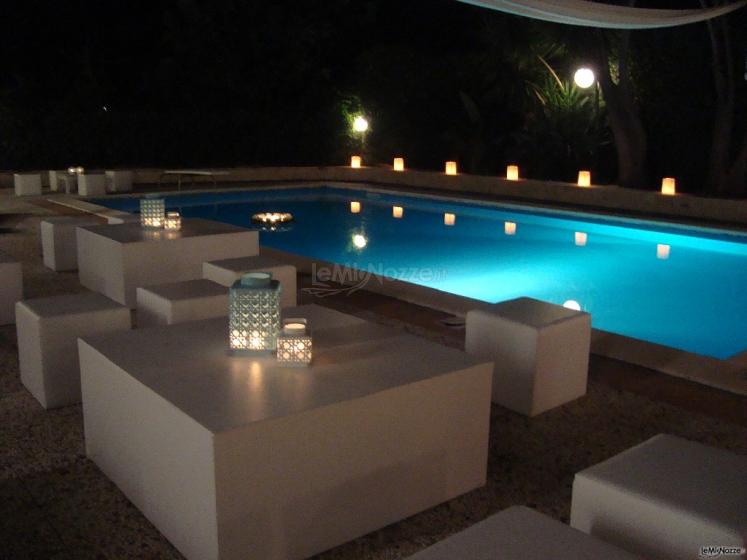 Zona relax a bordo piscina - Aura Eventuum Wedding and Event Planner