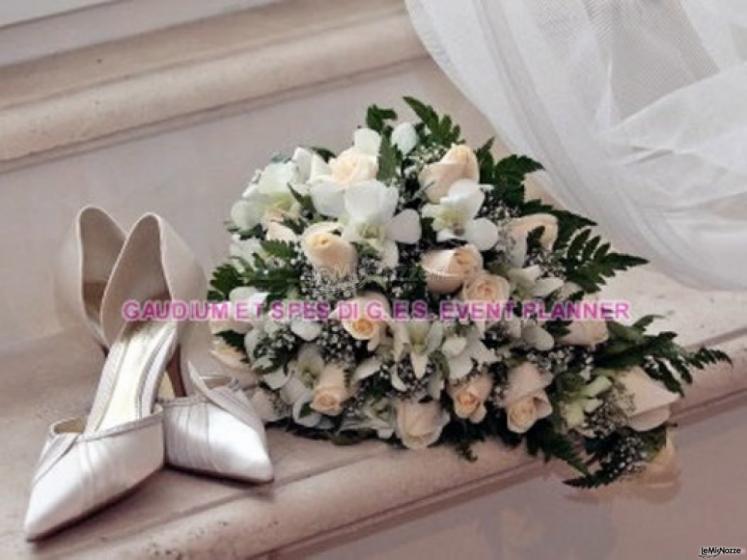 Bouquet e scarpe per la sposa