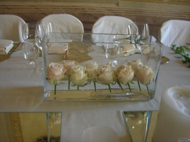 Allestimento di rose bianche per i tavoli al matrimonio