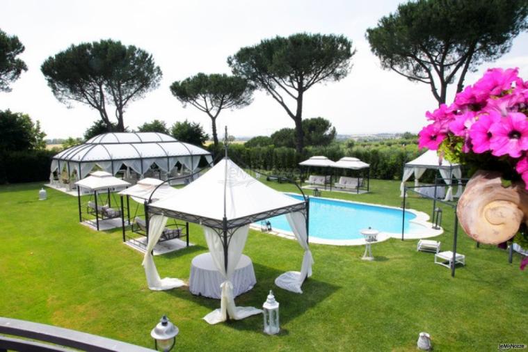 Gazebo a bordo piscina per il ricevimento di matrimonio