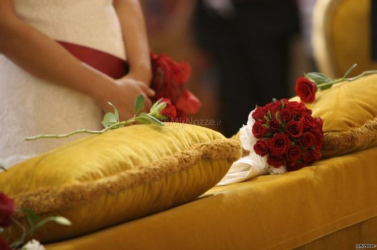 Il bouquet della sposa di rose rosse