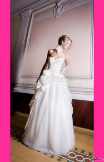 Abito da sposa con scollo a cuore e drappeggio sulla gonna