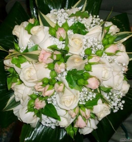 Bouquet di rose bianche e rosa per la sposa