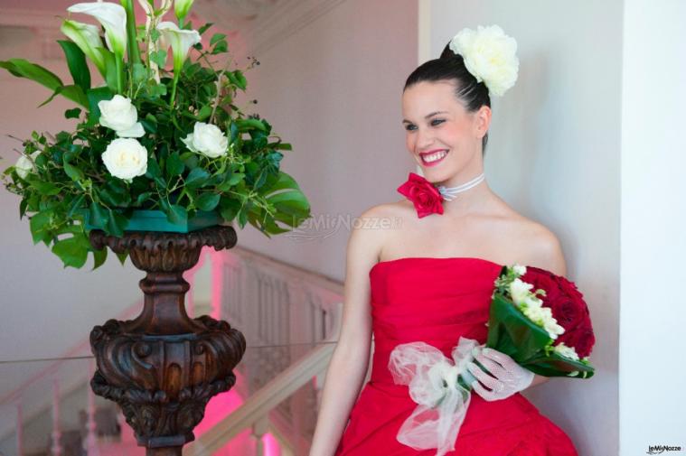 Fotografia della sposa in abito rosso