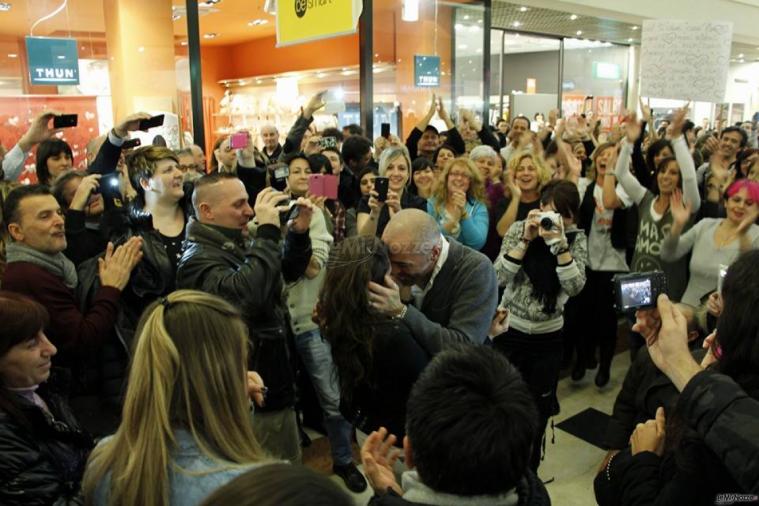 Flash mob per proposta di matrimonio.