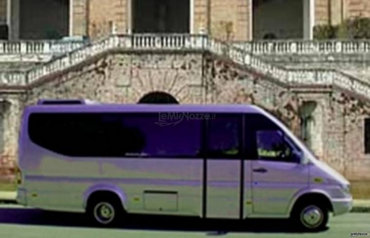 Minibus per i trasferimenti degli invitati di nozze