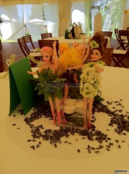 Centrotavola di fiori e candele per i tavoli delle nozze