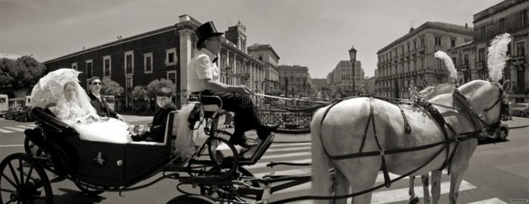 Fotografia degli sposi in carrozza