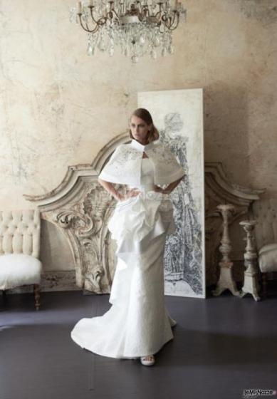 Abito da sposa con coprispalle geometrico