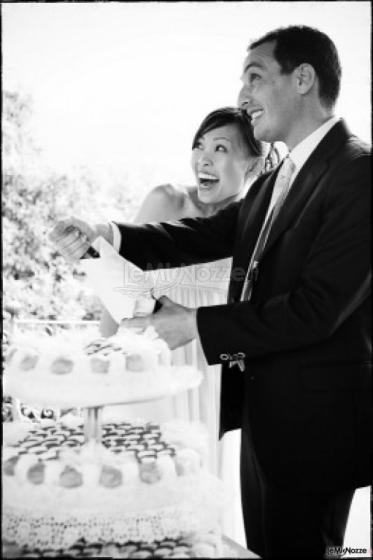 Fotografia degli sposi con la torta nuziale 