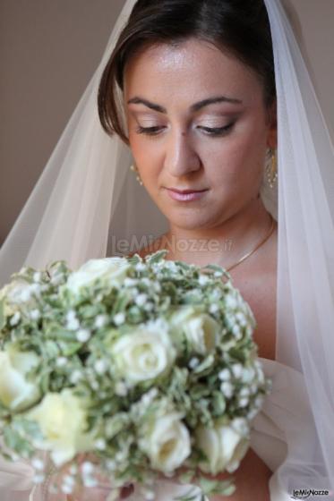 La sposa e il suo meraviglioso bouquet - Sarart Make Up