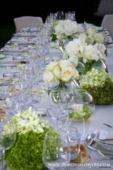 Centrotavola floreale bianco per i tavoli di matrimonio - Dordas Flowers 