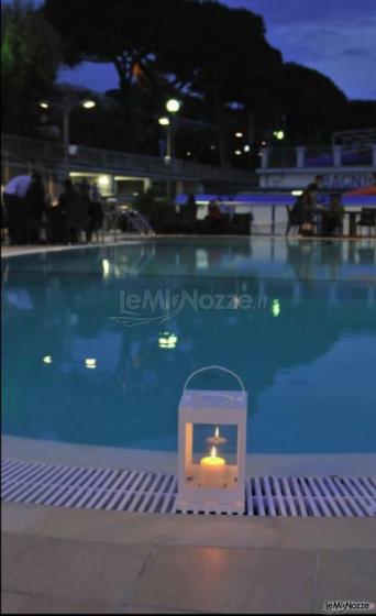 Piscina del ristorante per ricevimenti di matrimonio all'aperto