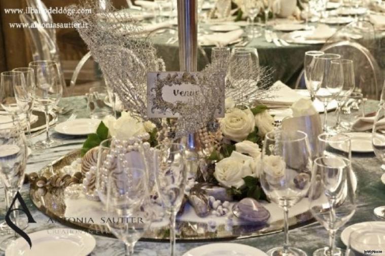 Argenti, fiori e perle per i tavoli di nozze
