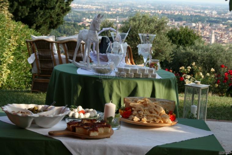 Antipasto di matrimonio servito in giardino