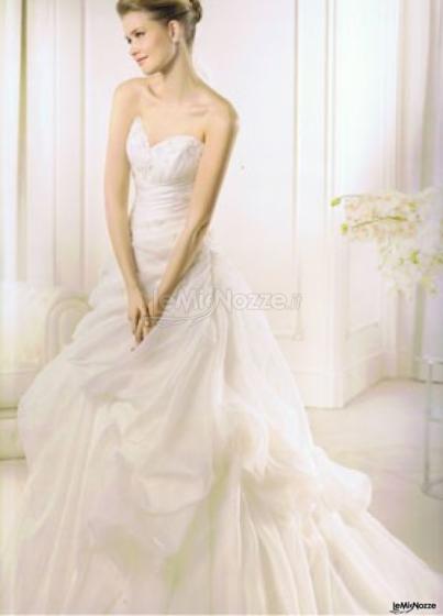 Elegante abito da sposa in stile principesco dalla gonna pomposa e corpetto a cuore