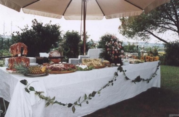 Buffet antipasto servito nel giardino della location di nozze