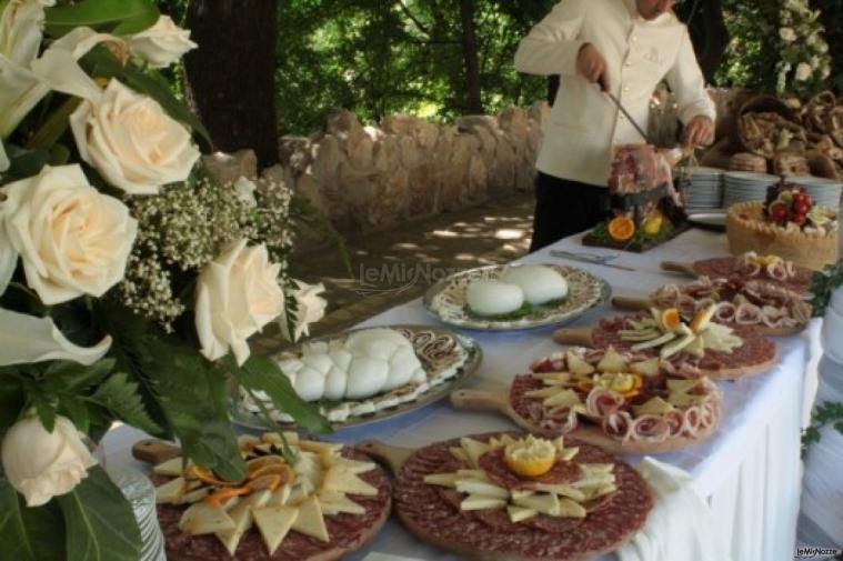 Buffet di salumi e formaggi per il ricevimento di nozze