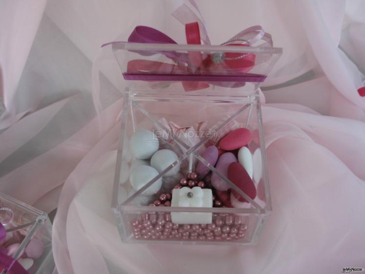 Scatola in plexiglass con confetti rosa