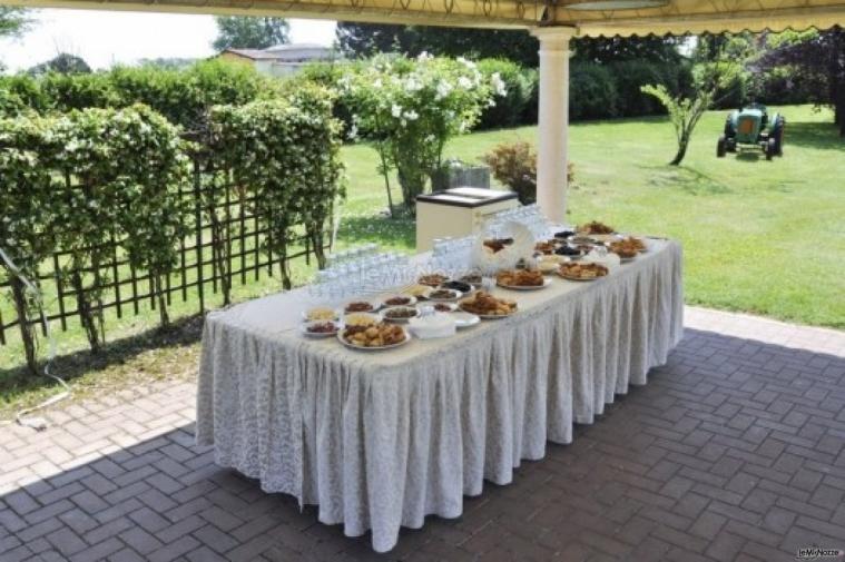 Buffet di matrimonio servito in giardino