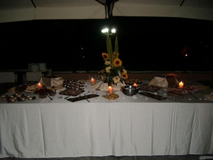 Allestimento tavolo buffet di nozze