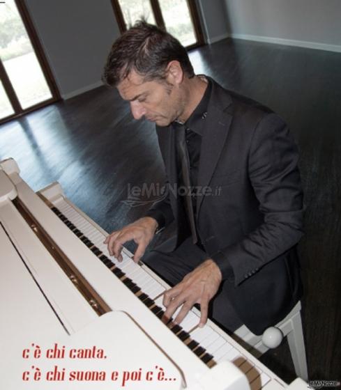 Jonni G e il suo pianoforte bianco