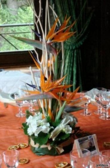 Allestimento tavolo per le nozze in arancio