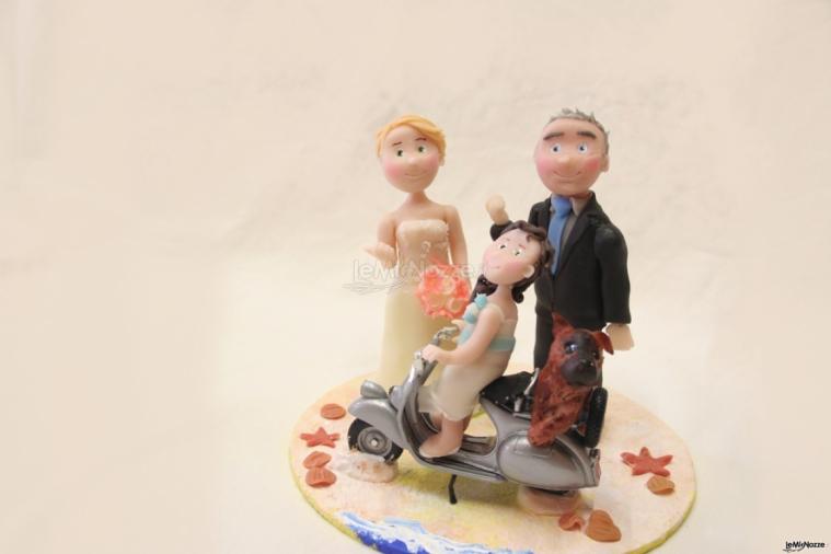 sposi per torta con vespa, bambina e cane