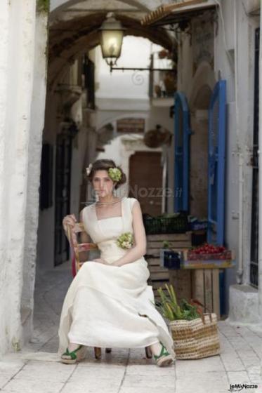 Acconciatura raccolta con fiori applicati - Abito Daniela Gristina - Foto Fulvio Terenzi