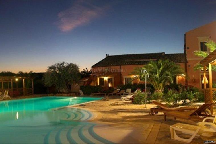 Esterno con ampia piscina illuminata presso l'Hotel Lady Lusya