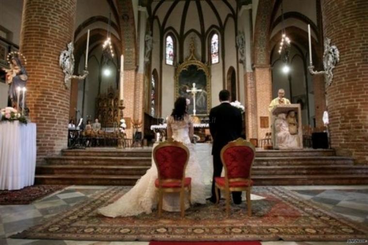 Foto degli sposi durante il matrimonio in chiesa