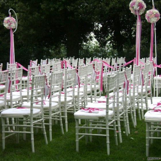 Allestimento della cerimonia all'aperto con decorazioni rosa