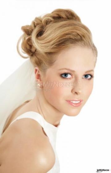 Make up naturale e acconciatura classica per la sposa